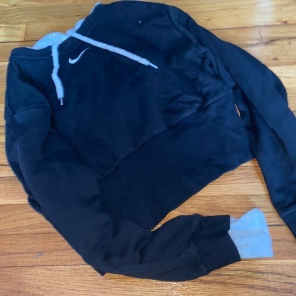 NIKE crop hoodie worn once spot on shoulder & strings frayed in wash size L.